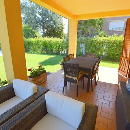 Hotel Pretty In With Garden And Private Pool