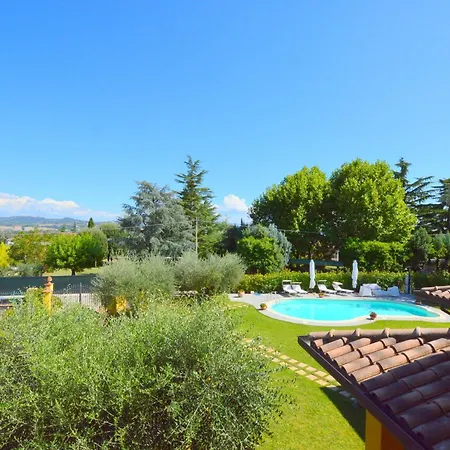 Hotel Pretty In With Garden And Private Pool